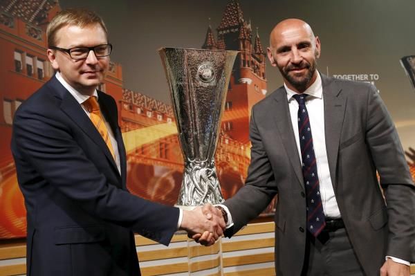 رامون رودريجيز (يمين) مع سيرجي بالكين المدير التنفيذي لـشاختار