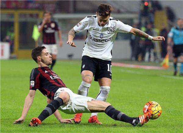 ماتيا دي تشيليو ( يسار )