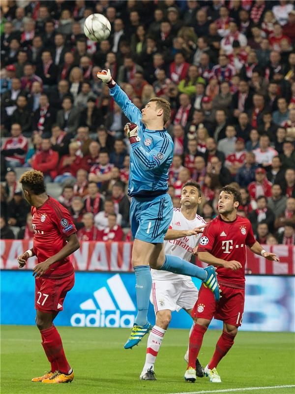 نوير والابا على اليسار 