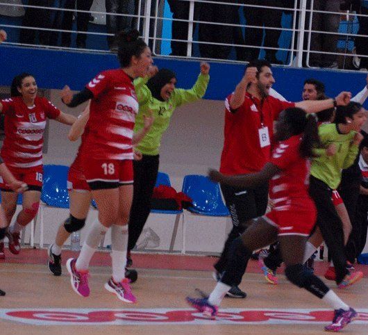 فرحة لاعبات الافريقي بلقب الدوري 