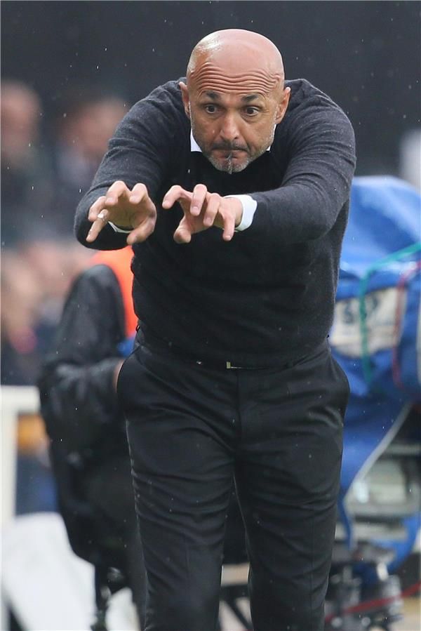 لوتشيانو سباليتي خلال المباراة