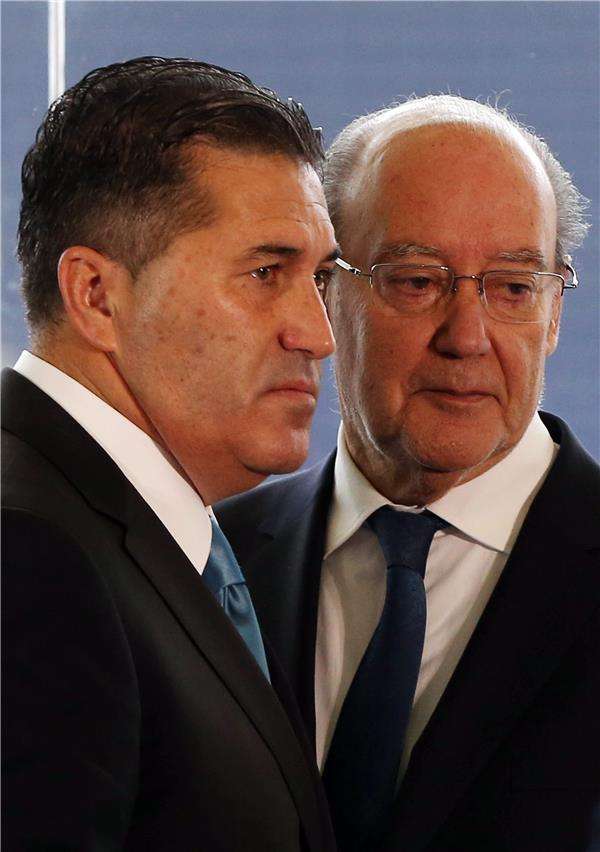  بينتو دا كوستا على اليمين 