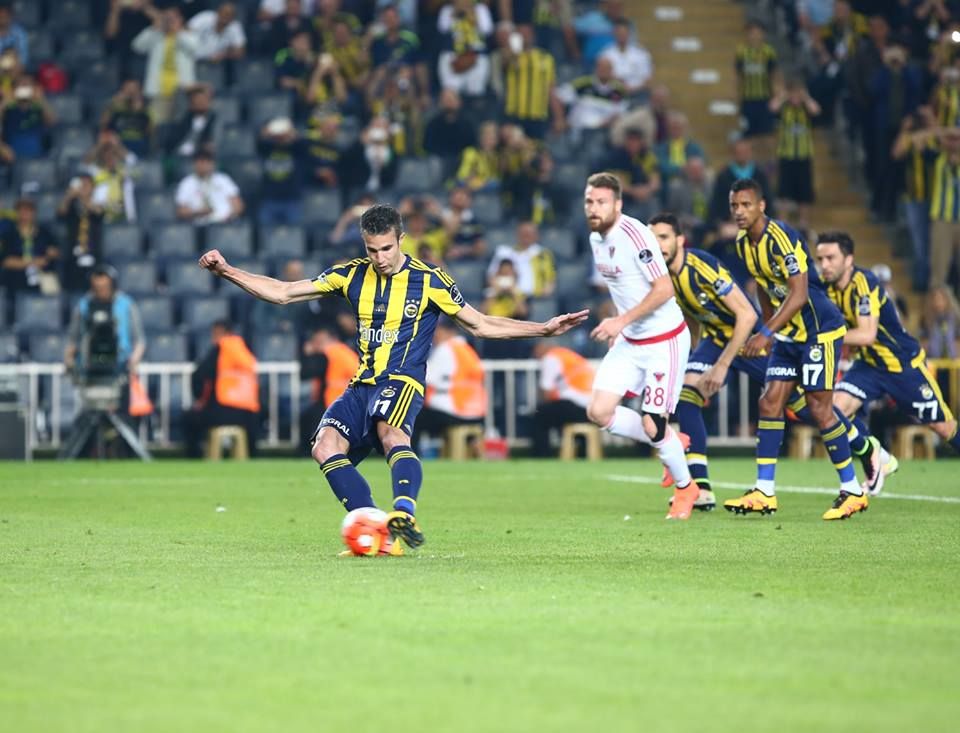 فان بيرسي يسدد ضربة الجزاء