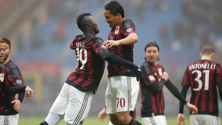 مباي نيانج (يسار)