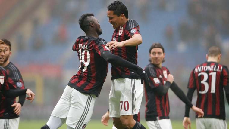 مباي نيانج (يسار)