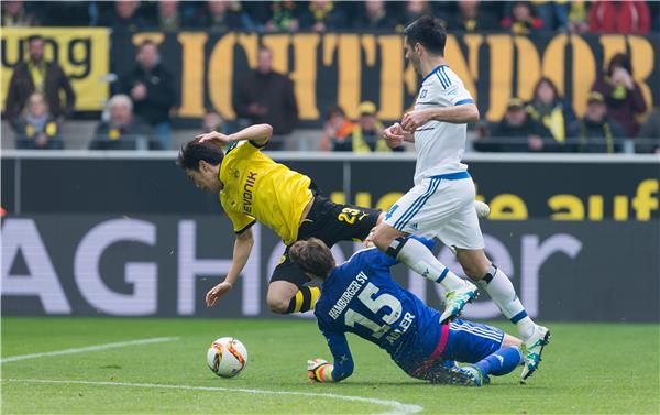 الياباني شينجي كاغاوا خلال مباراة بوروسيا دورتموند و هامبورج