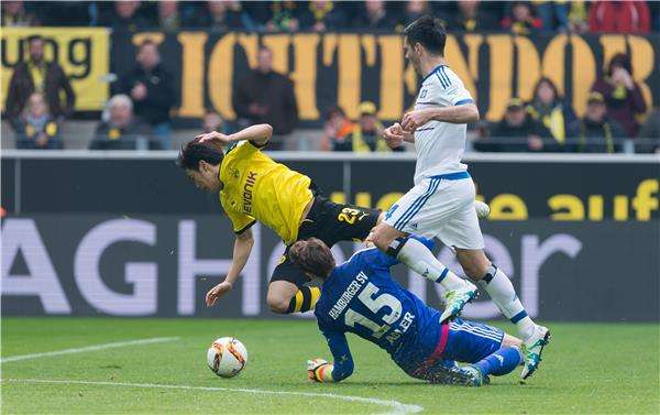 الياباني شينجي كاغاوا خلال مباراة بوروسيا دورتموند و هامبورج