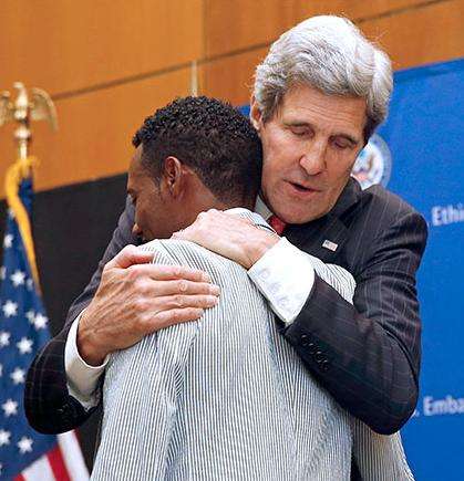 الاثيوبي ليليسا ديسيسا يكرم ضحايا التفجيرات