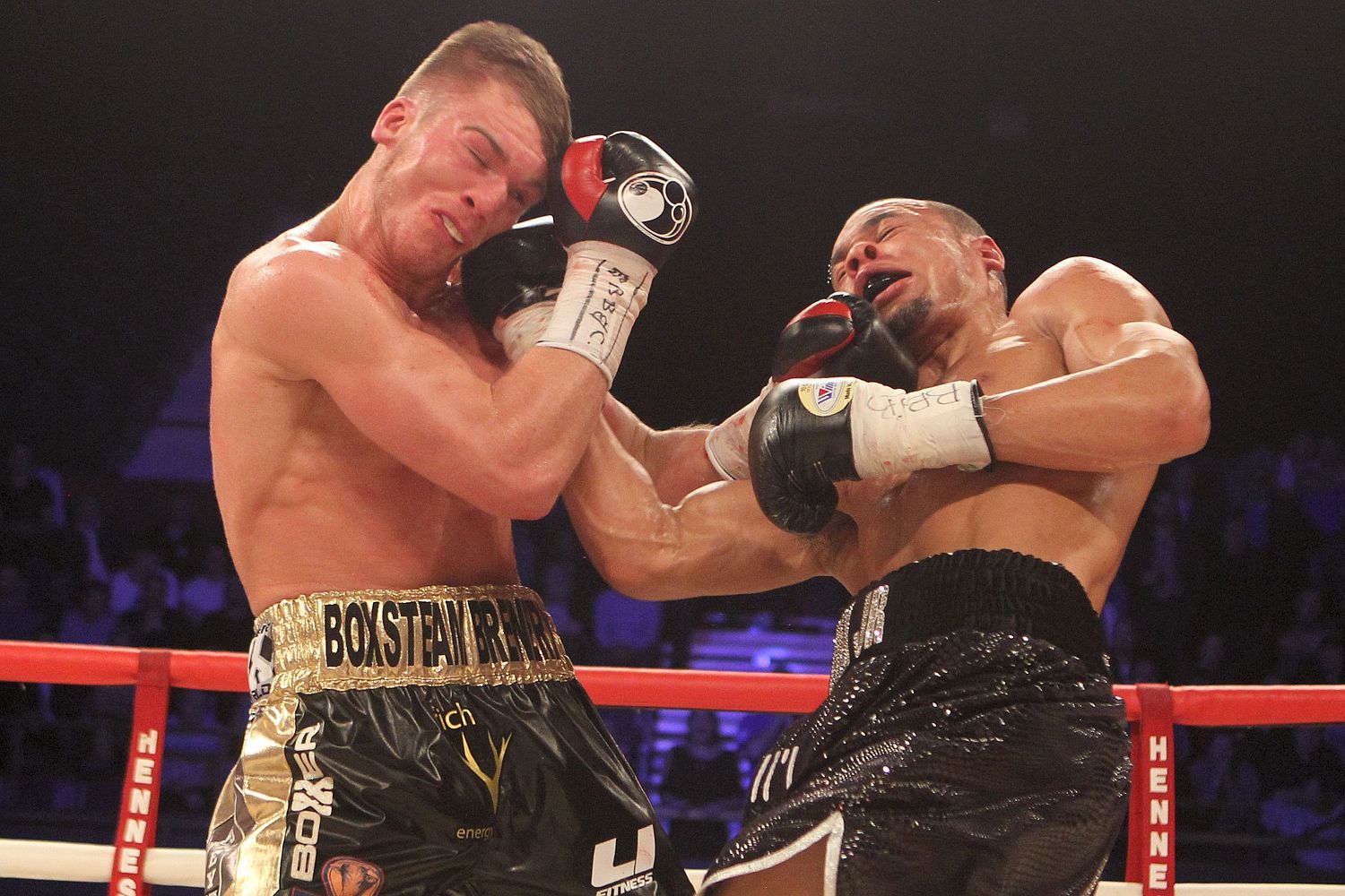 بلاكويل (يسار) في مباراته مع ايوبانك 