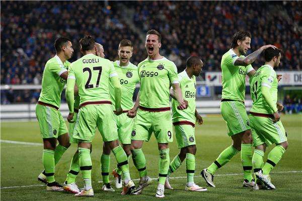 ميليك مع زملائه في مباراة اليوم