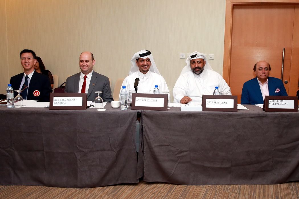 القطري مبارك الخيارين (وسط)