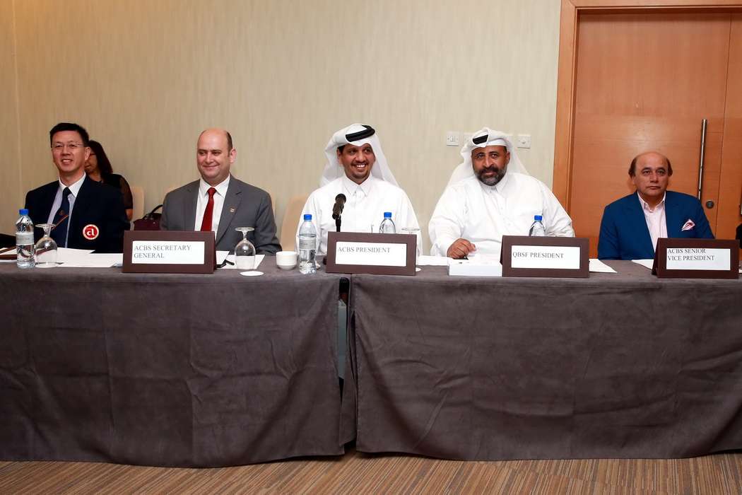 القطري مبارك الخيارين (وسط)