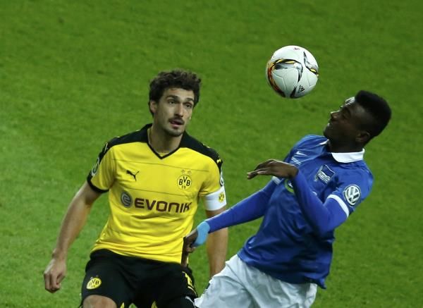 ماتس هوميلز على اليسار 