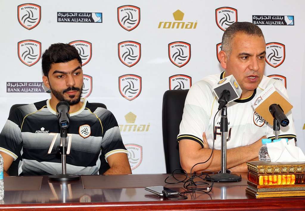 الجبال مؤتمر صحفي اليوم والى جواره اللاعب اسماعيل مغربيال