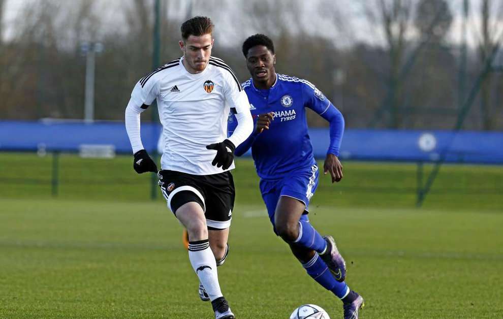 توني مارتينيز (يسار)