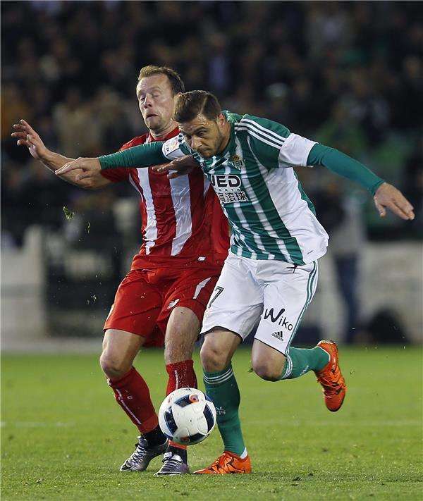 خواكين سانشيز (يمين)