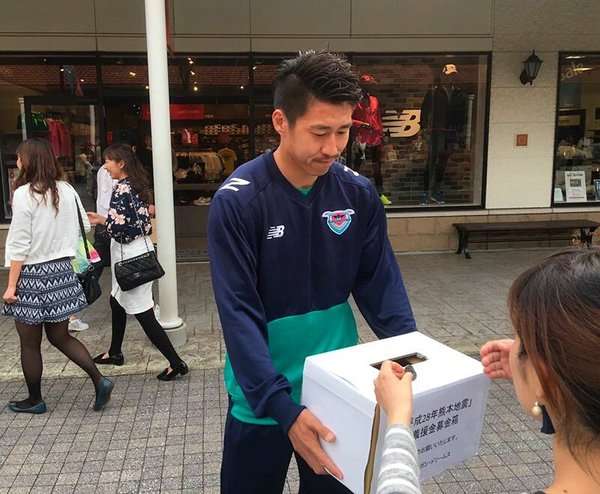 المهاجم الياباني يوهي تويودا يجمع التبرعات في الشارع من أجل ضحايا الزلزال