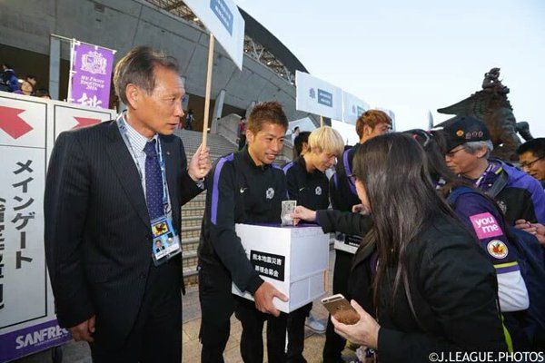 لاعبو فريق سانفريس هيروشيما الياباني يجمعون التبرعات بمقر النادي