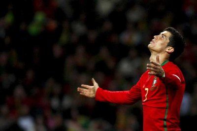 رونالدو يندب حظه علي ضياع إحدي فرص المنتخب البرتغالي أمام نظيره السويدي