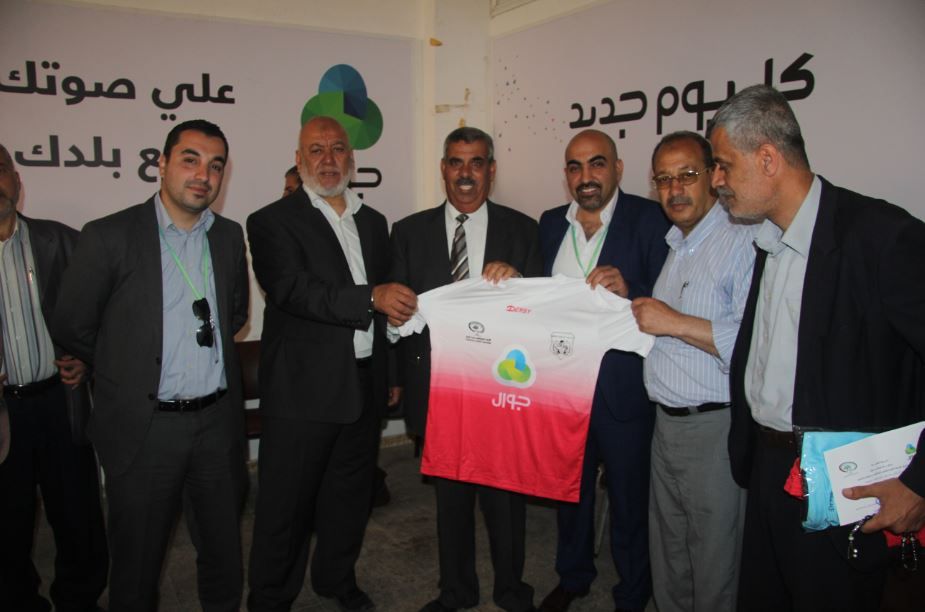 تسليم زي اللقاء لمندوب شباب خان يونس       