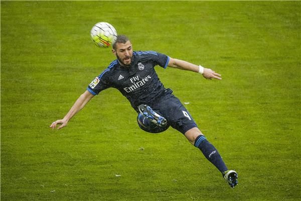 بنزيمة في مباراة رايو فاليكانو 