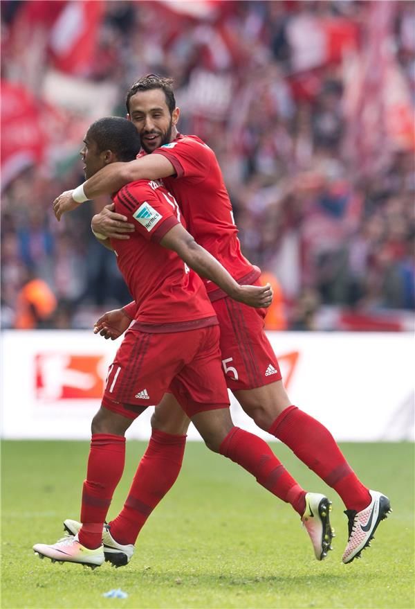 فرحة دوجلاس كوستا بهدفه ضد هيرتا برلين