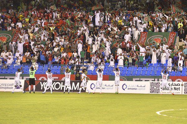 فرحة لاعبي الاتفاق مع انصارهم فى لقاء سابق 