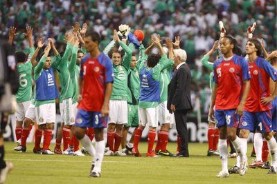 لاعبو منتخب المكسيك يحييون جماهيرهم بعد الفوز على كوستاريكا