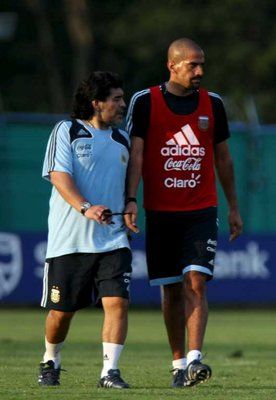 فيـرون وإلى جانبه مارادونـا في تدريبات منتخب الأرجنتين