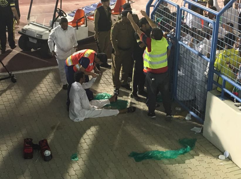 طاقم الهلال الأحمر يسعف بعض الجماهير بسبب الهدف الاتفاقي الثاني 
