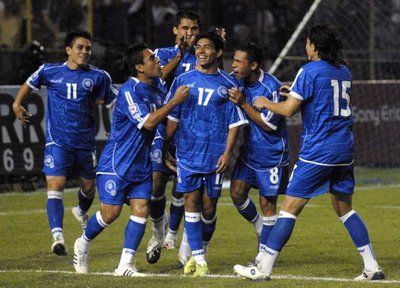 لاعبو المنتخب السلفادوري يحتلفون بأحد أهدافهم في مرمى المنتخب الأمريكي