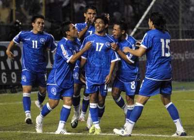 لاعبو المنتخب السلفادوري يحتلفون بأحد أهدافهم في مرمى المنتخب الأمريكي