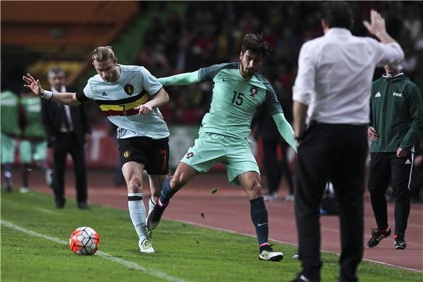 اندريه غوميز ( يمين )