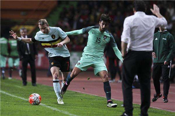 اندريه غوميز ( يمين )