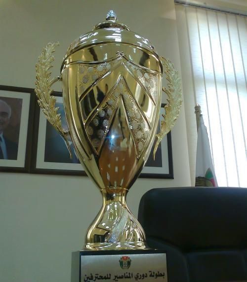 من يرفع كأس الدوري؟