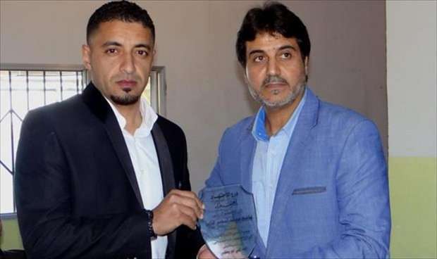 الصافي ابوبكر (يمين)