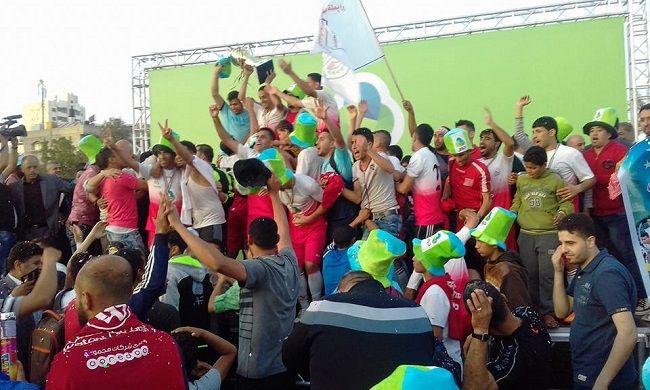 لاعبو شباب خان يونس يرفعون  الكأس
