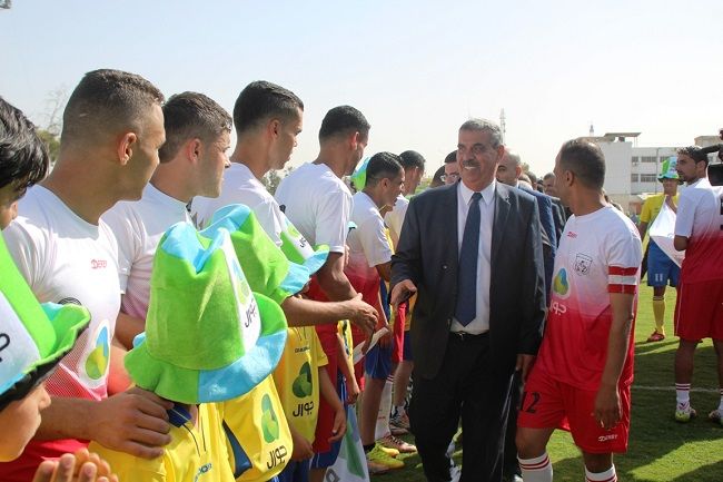 نائب رئيس الاتحاد يصافح لاعبي  شباب خان يونس