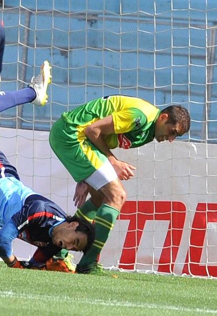 لحظة إصطدام الحارس الدخيلي بلاغب قفصة فخرالدين قلبي