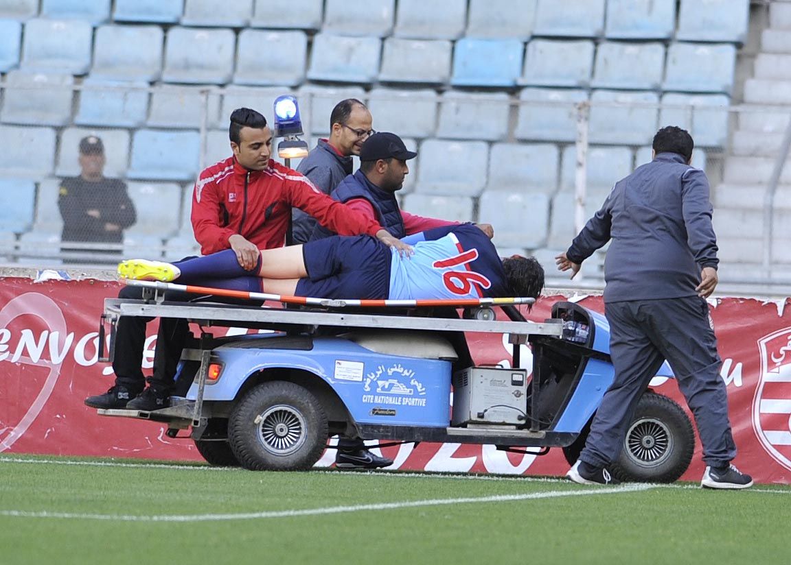 لحظة نقل الدخيلي بعد الإصابة 