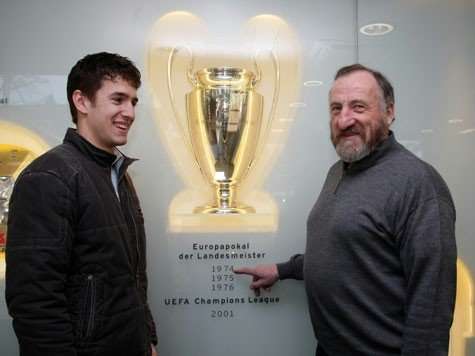 هانز جورج شوارزنبيك (يمين الصورة)