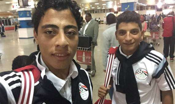 أكرم توفيق على اليسار