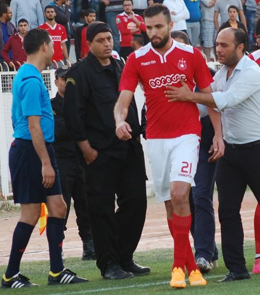 لحظة طرد حمدي النقاز في مباراة أمس