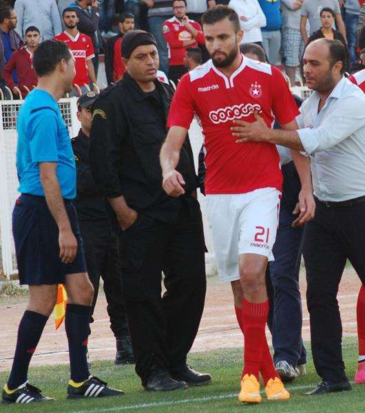 لحظة طرد حمدي النقاز في مباراة أمس