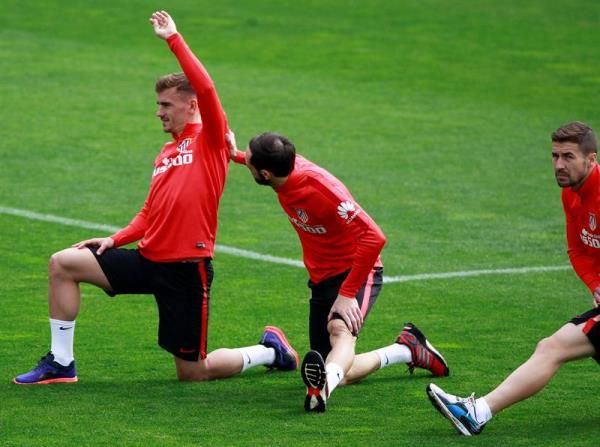 لاعبو أتلتيكو خلال التمارين