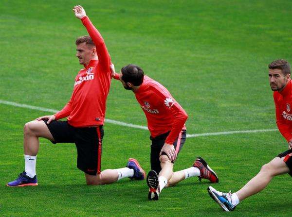 لاعبو أتلتيكو خلال التمارين