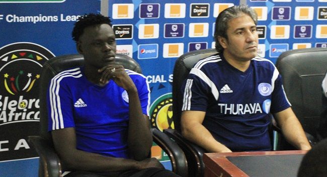 صلاح الجِزُولِي يجلس إلى جانب المدرب نبيل الكوكي في إحدى المؤتمرات الصحفية