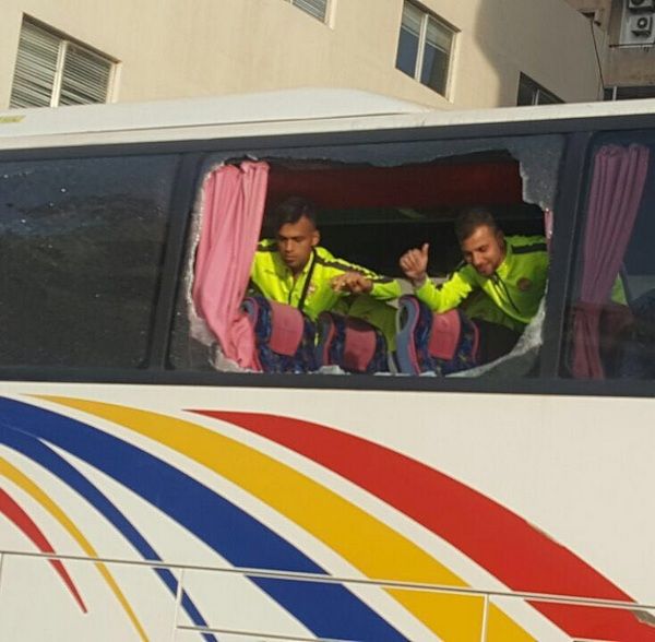 لاعبو العهد داخل الباص بعد الاعتداء