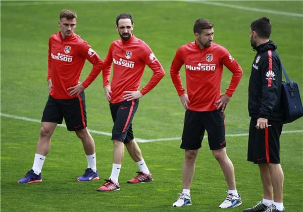 لاعبو أتلتيكو خلال المران