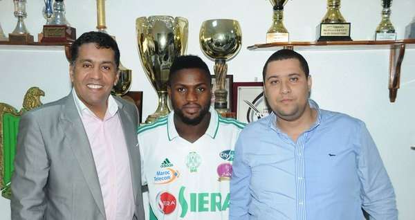  ميشائيل باباتوندي وسط الصورة 